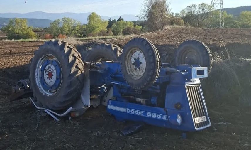 Kastamonu Yukarı Elyakut'ta tarla kazası: traktörün altında kalan sürücü hastaneye kaldırıldı