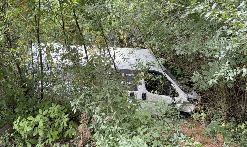 Kavak'ta bariyerleri aşan minibüs şarampole yuvarlandı: iki kişi hastaneye kaldırıldı