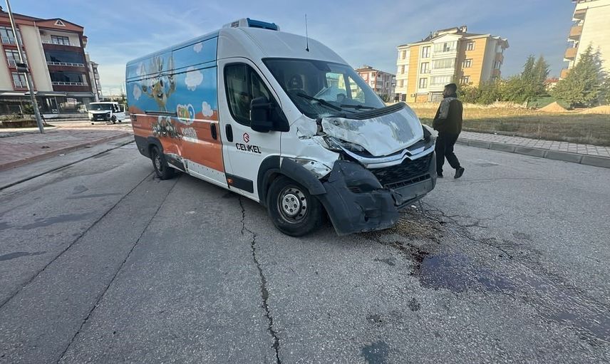 Elazığ'da bulvarda çarpışan minibüsler: dört kişi yaralandı