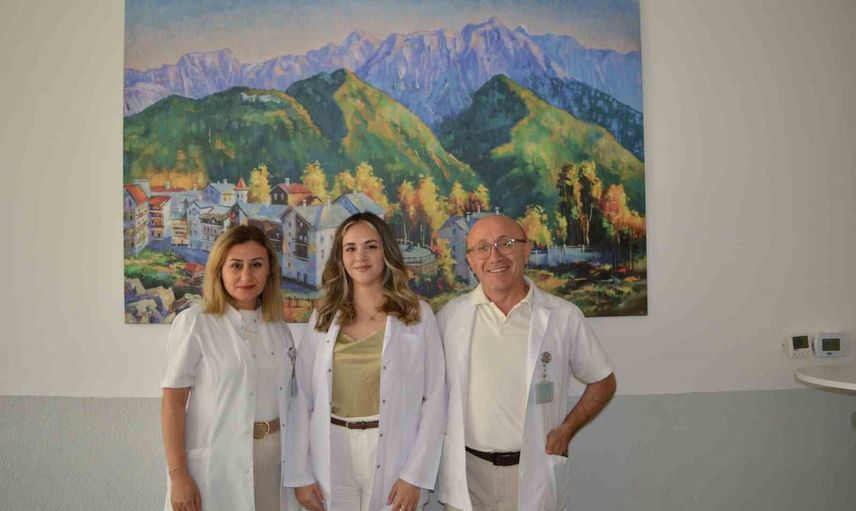 Hastanedeki ailesinin izinden giden pratisyen hekim Eylül Uçal acil serviste göreve başladı