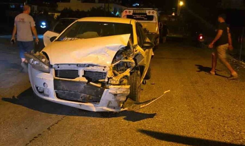Ortaca Hal kavşağında üç aracın çarpışması trafik akışını etkiledi