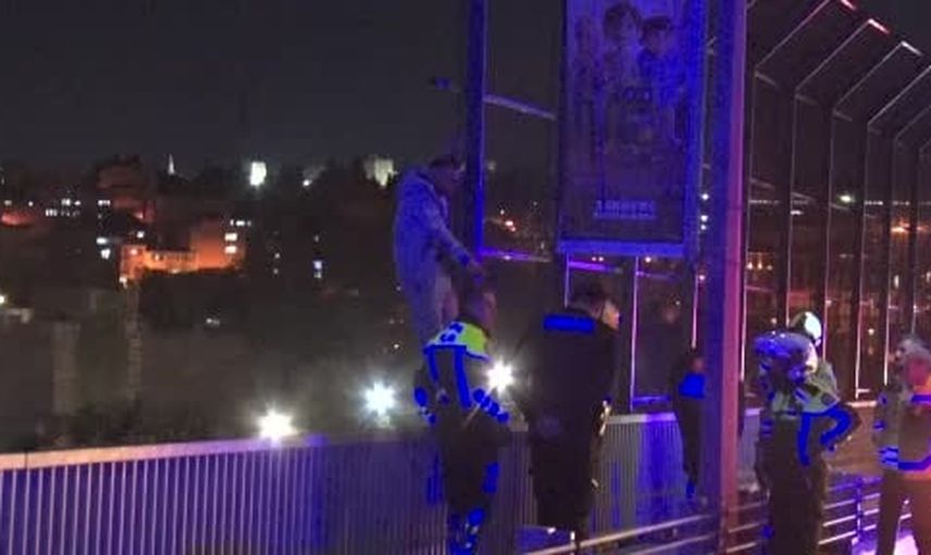 Haliç köprüsü'nde işten çıkarılınca köprü korkuluklarına çıkan kişi 2 saatte ikna edilip indirildi