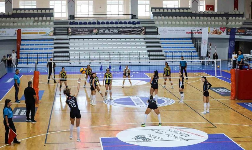 Turgutlu'nun sultanları lig maratonuna 3-0'la başladı