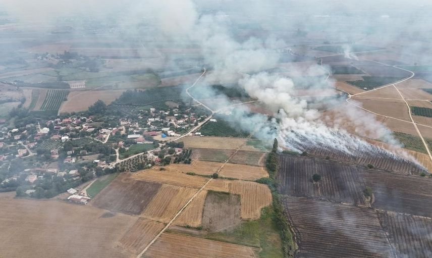 Hasat sonrası anızlar Kozan'da mahalleyi dumanla sardı