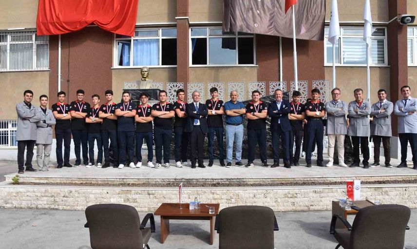 Dostek Koleji yeni döneme teknoloji ve başarıyla başladı
