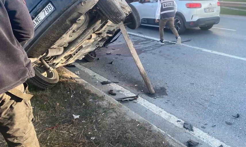 Eskişehir çevreyolunda takla atan otomobilden itfaiye kurtardı, kazık dikkat çekti