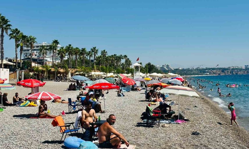 Okul öncesi miniklerin sahile akını