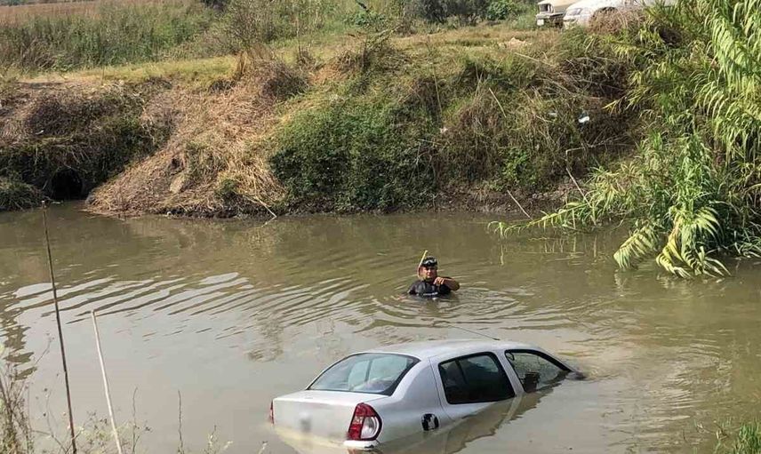 dereye uçan otomobilden yüzerek kurtulan sürücünün durumu iyi