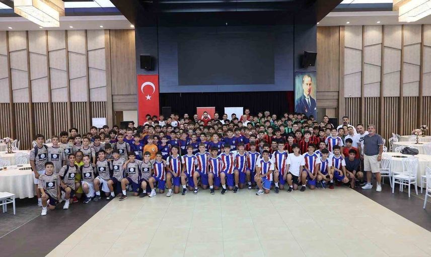 Merkezefendi'de sezon öncesi futbol kurallarının uygulanışı ve yerel başarılar ele alındı