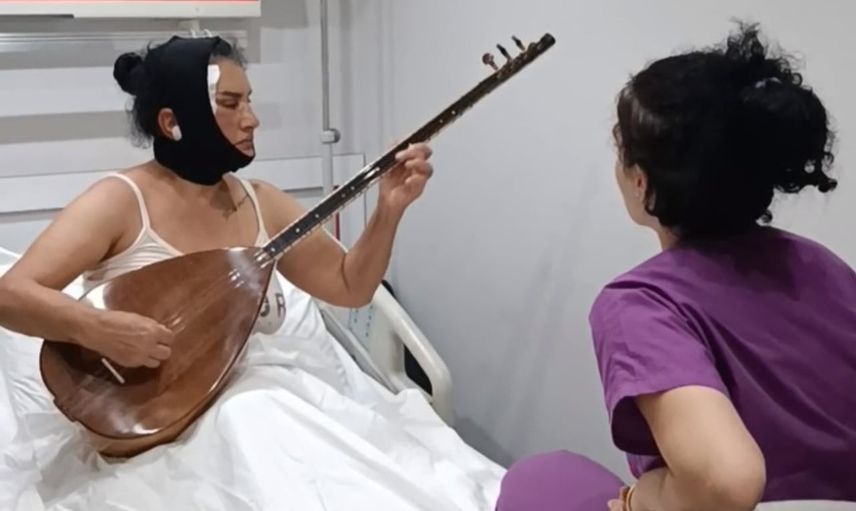 Yüz gençleştirme sonrası hastane odasında mini saz konseri