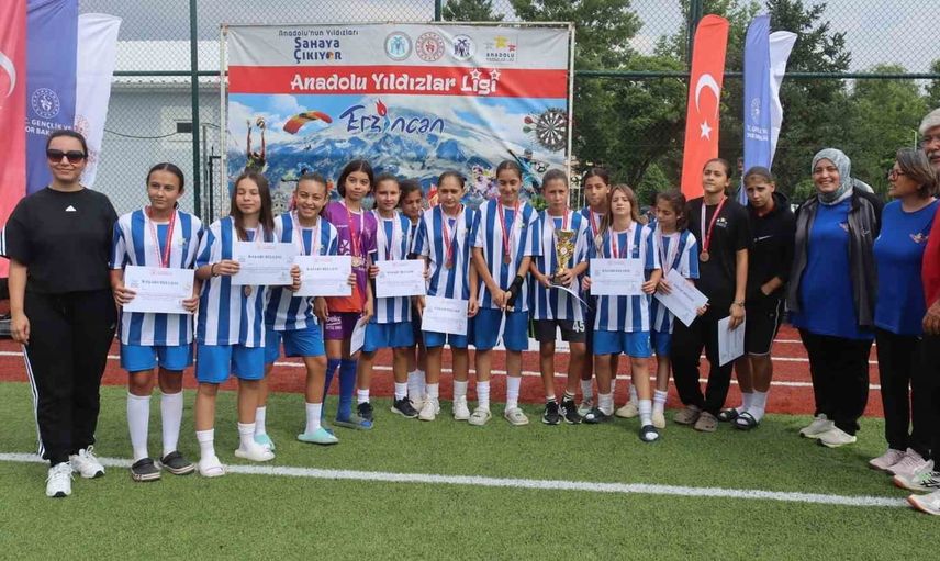 Manisa'nın kızları Erzincan'da bronz madalyayla döndü