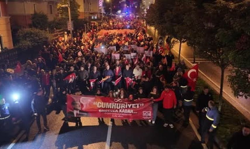 Büyükçekmece'de fener alayıyla cumhuriyete vefa yürüyüşü