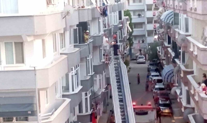 Gemlik'te ev yangınında mahsur kalan iki kişi merdivenle tahliye edildi