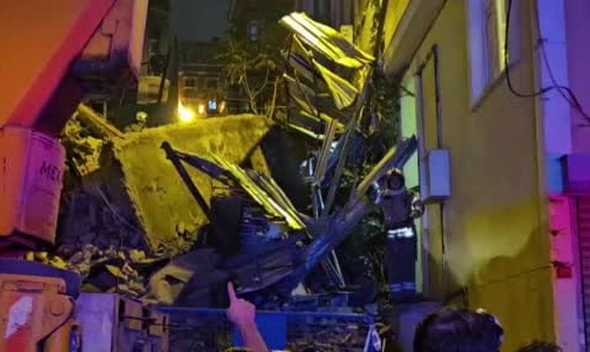 Beyoğlu'nda 5 katlı metruk binanın çöküşü güvenlik endişesi yarattı
