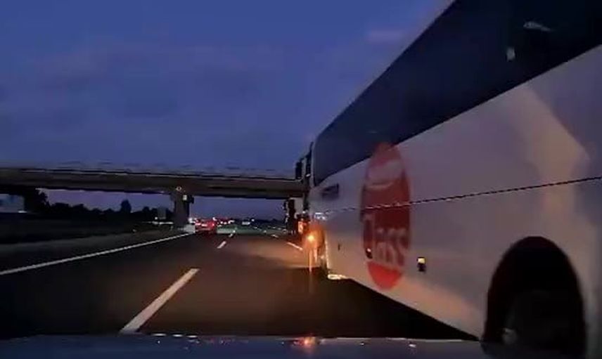 Otobüsün şerit değişikliği otomobili bariyere çarptırdı, anlar araç kamerasında
