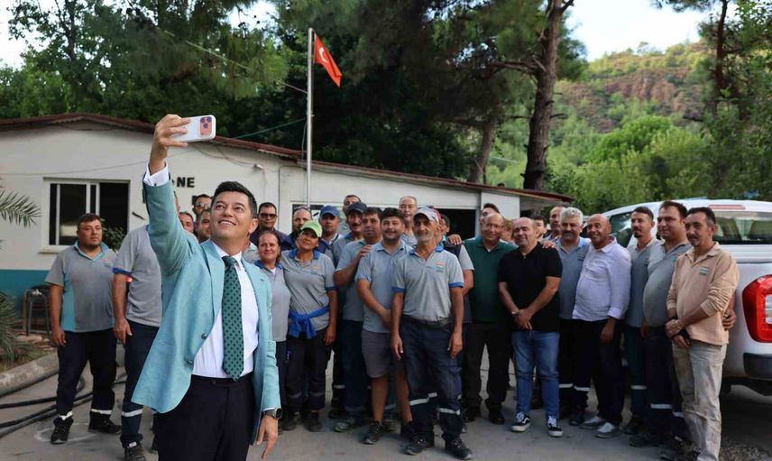 Başkan Ünlü'den temizlik personeline teşekkür ziyareti