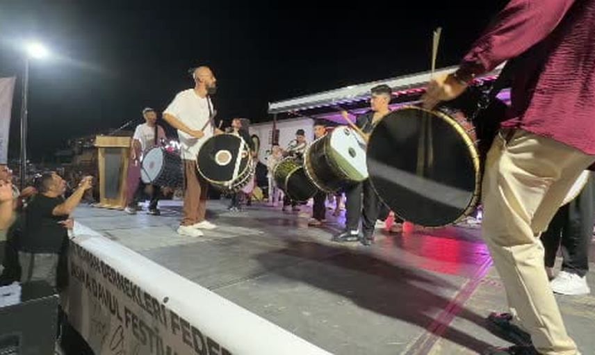 Kıran ritimler: Edremit’te asma davul festivalinde 100 sanatçı aynı sahneyi paylaştı