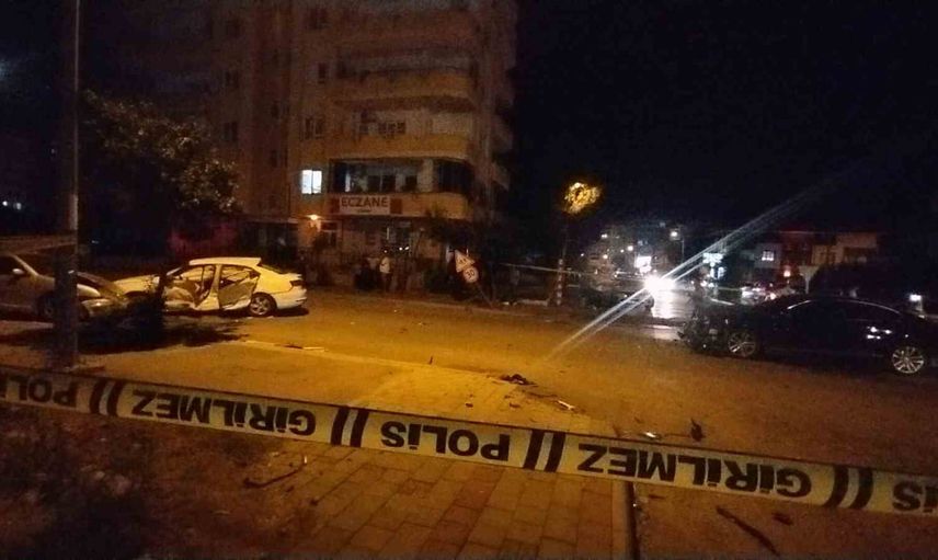 Kavşakta üç aracın karıştığı zincirleme kaza: 7 kişi yaralandı