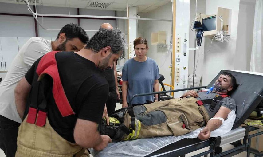 Yangında yaralanan itfaiye erleri ve vatandaşlara Bucak'tan moral ziyareti