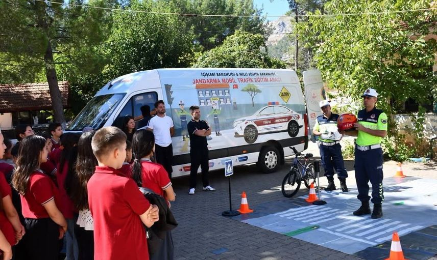 Köyceğiz'de jandarma okullarda öğrencilere uygulamalı trafik eğitimi verdi