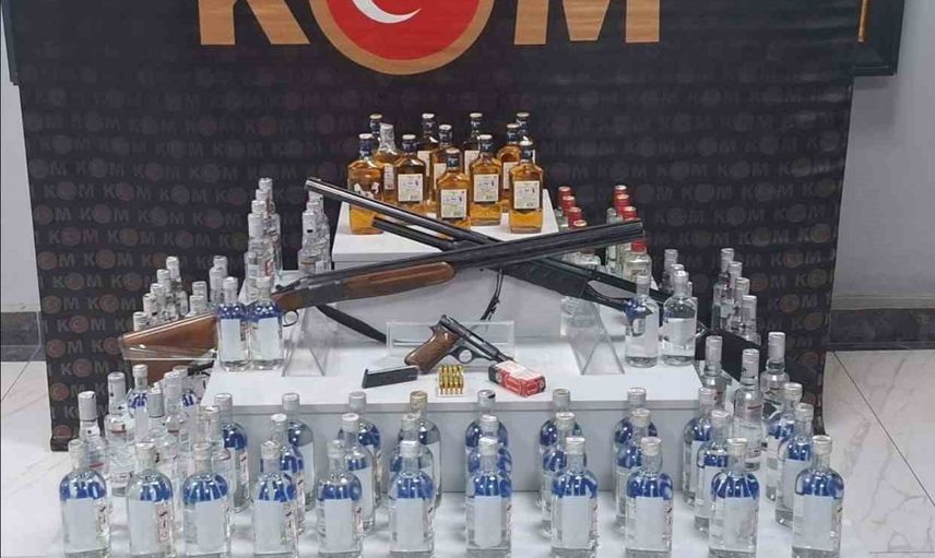 Uşak'ta kaçak alkol ve tütün operasyonunda ruhsatsız silahlar da bulundu