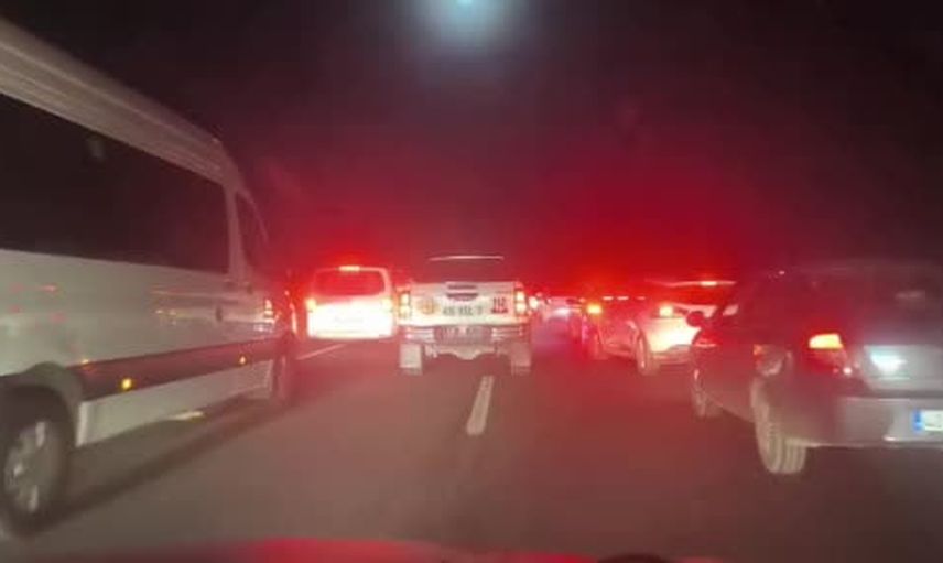 Köyceğiz'de alevler durduruldu, kara yolunda 10 kilometrelik kuyruk oluştu