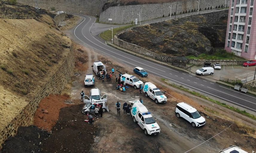 Gümüşhane'de sağanakta hayat kurtarmaya hazırlık: heyelan sonrası trafik kazası tatbikatı