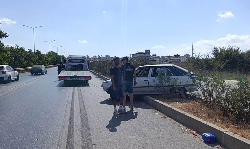 Manavgat'ta çarpma sonrası otomobil refüjde asılı kaldı