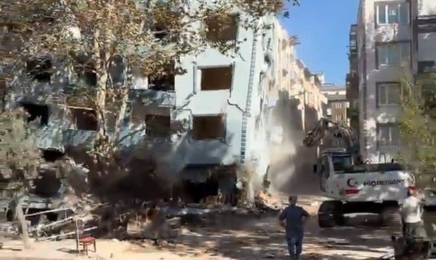 Yıkım çalışmasında saniyeler içinde çöken 6 katlı apartman Mustafakemalpaşa'da paniğe yol açtı