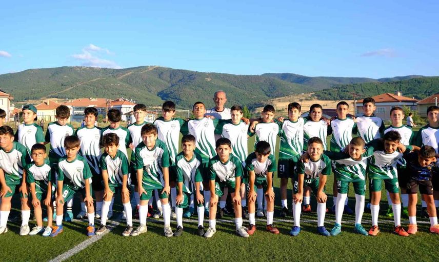 Akdağmadeni’de gençlere yaz boyunca sürecek futbol eğitimi ve malzeme desteği