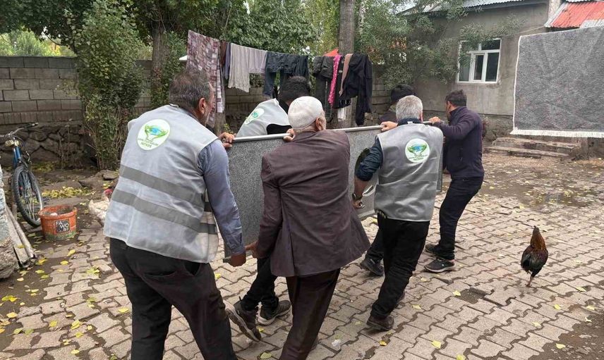 Patnos'ta dayanışma: iki aileye mutfak desteği ve montaj yardımı