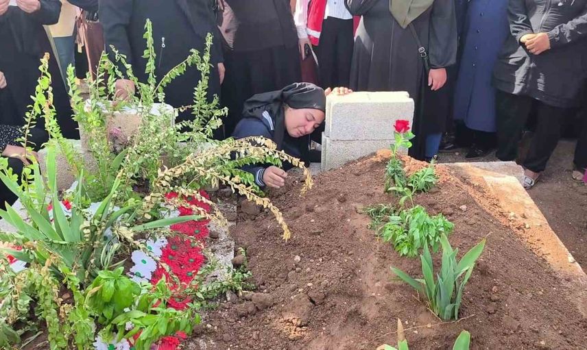 Tatil dönüşü batan gemide yitirdikleri çocuklar için yan yana defnedildiler
