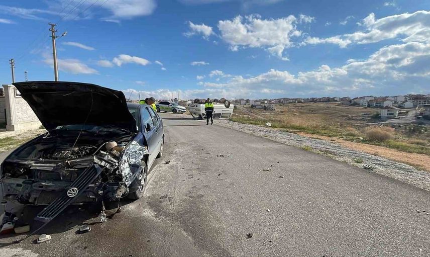 Karaman’da kavşakta çarpışma: panelvan devrildi, iki sürücü yaralandı