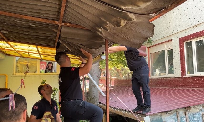 Edirne'de çatı müdahalesi: mahsur kişi ekiplerin çalışmasıyla indirildi