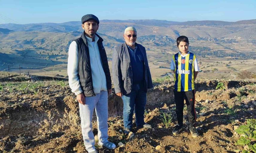 Baydiğin'de tarlada çökme: yaklaşık 20 dönümlük arazide derin yarıklar oluştu