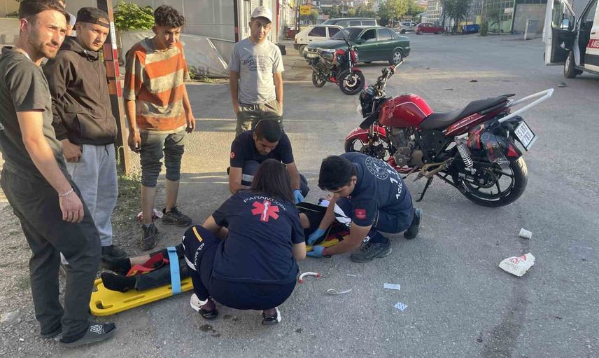 Kontrolsüz kavşakta çarpışma anları kamerada: bir kişi ağır yaralandı