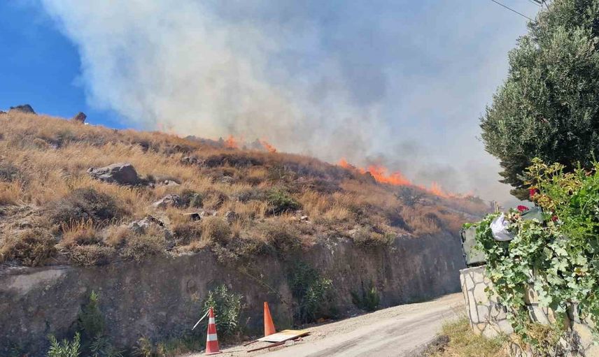Akyarlar’da rüzgarın taşıdığı alevlerle makilik yangını, ekipler ve mahalle halkı müdahale ediyor