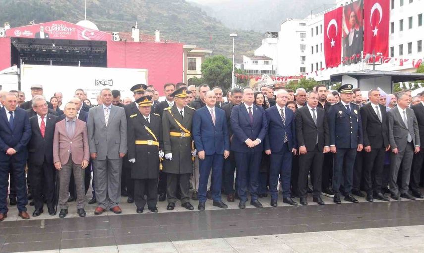 Manisa'da 103. yıl coşkusu Atatürk anıtında yükseldi