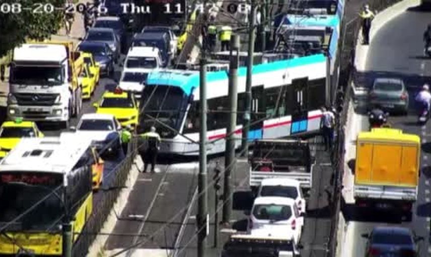 Beyoğlu Fındıklı'da tramvay raydan çıktı, yolcular tahliye edildi