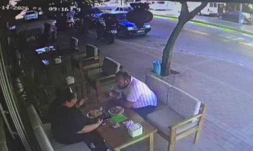 Manavgat'ta minibüs kafeye girdi; müşteri ölümden saniyelerle kurtuldu