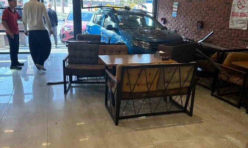 Esenyurt'ta fren iddiası: park halindeki otomobil börekçi dükkanına girdi