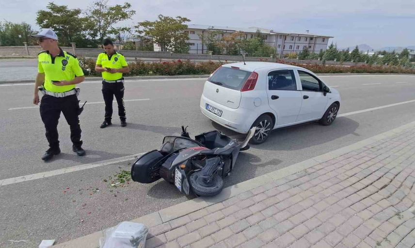 Motokurye iddiası olayında elektrikli bisiklet otomobile çarptı