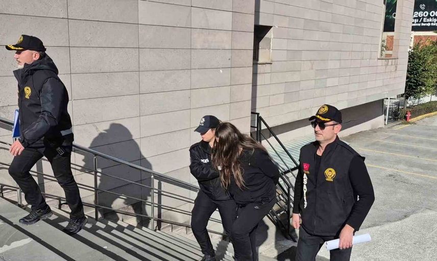 Eskişehir'de evinde misafir ettiği kişinin bıçakla ölümüne ilişkin kadın tutuklandı