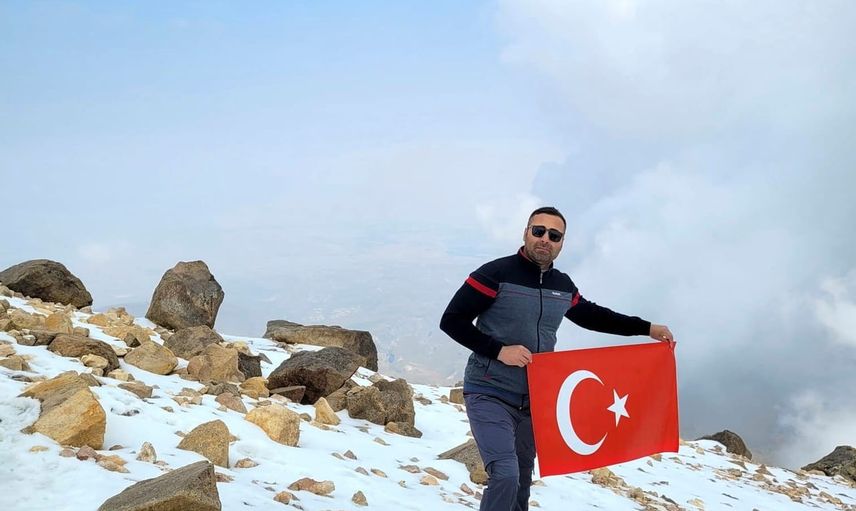 Savalan'ın krater gölüne tırmanış: Düzce'li akademisyenin 4 bin 811 metrelik zaferi