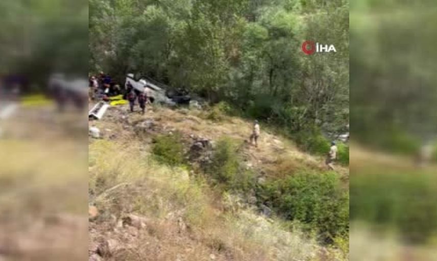 Suşehri'nde yolcu minibüsü şarampole yuvarlandı