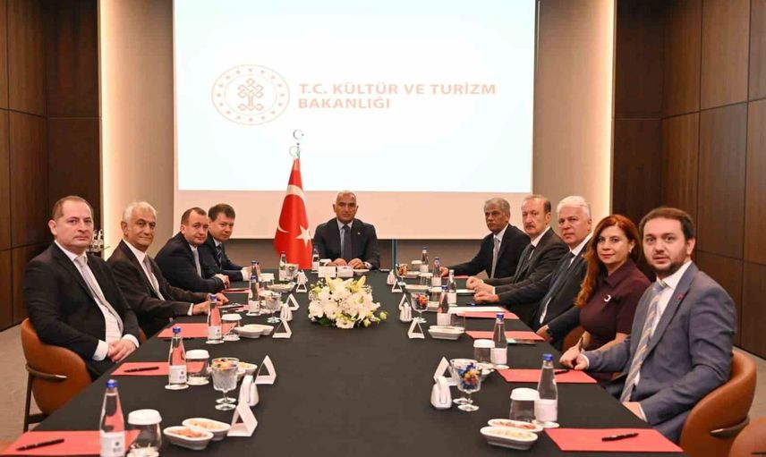Antalya'da uçuşları artırma ve ulaşımı çeşitlendirme gündemi