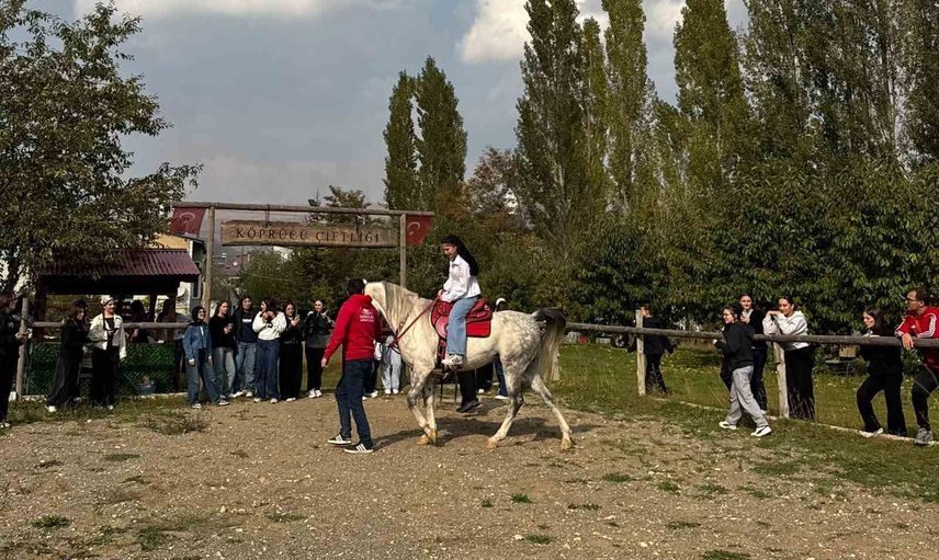 Öğrenciler çiftlikte doğa, spor ve kültürle bağımlılığa karşı bilinçlendi