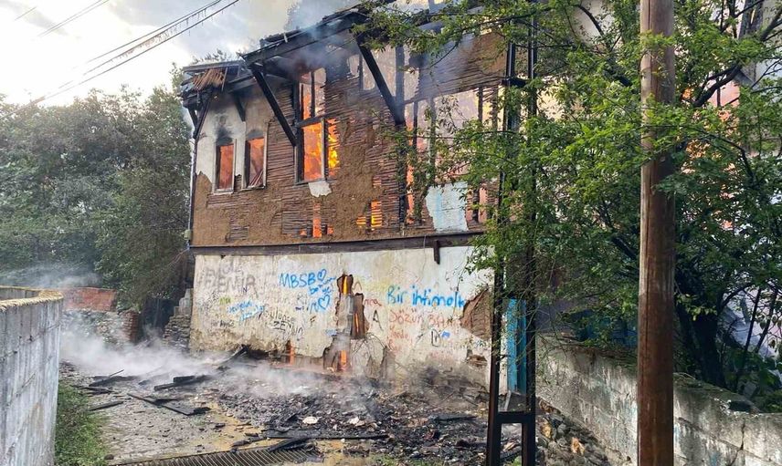 Gökdere Mahallesi sakinleri sabah paniği yaşadı: 3 katlı ahşap ev kül oldu