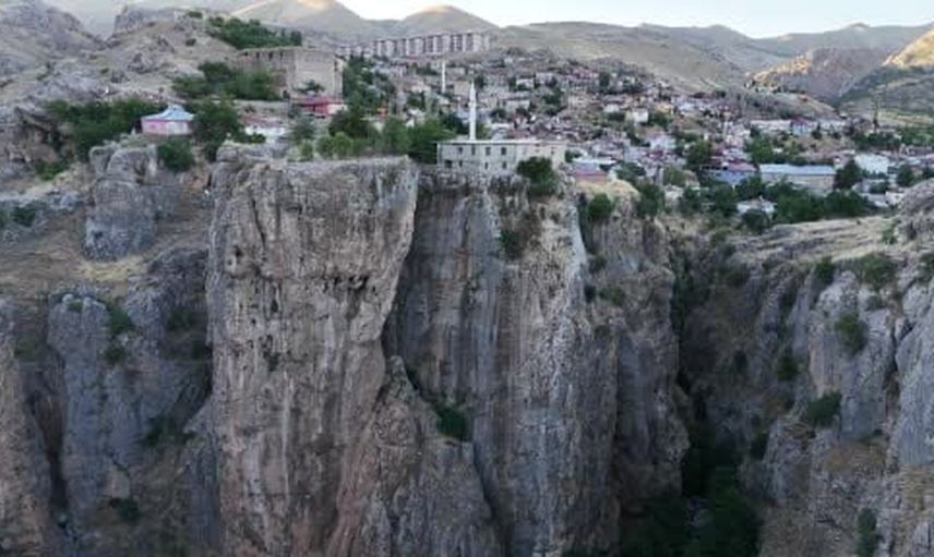Uçurumun kenarındaki ev: köprüyle bağlanan kayalardaki yaşam