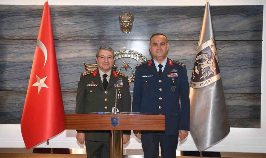 Genelkurmay başkanı Bayraktaroğlu hava kuvvetleri karargahında komutanlarla görüştü